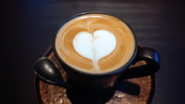 Brun Cappuccino Nära Med Vitt Hjärta Toppen Ett Kafé — Stockvideo