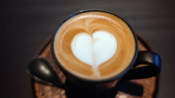 Коричневый Капучино Крупным Планом Белым Сердцем Сверху Кофейне — стоковое видео