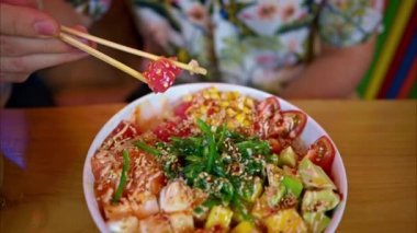 Hawai restoranında somon yiyen bir adam.