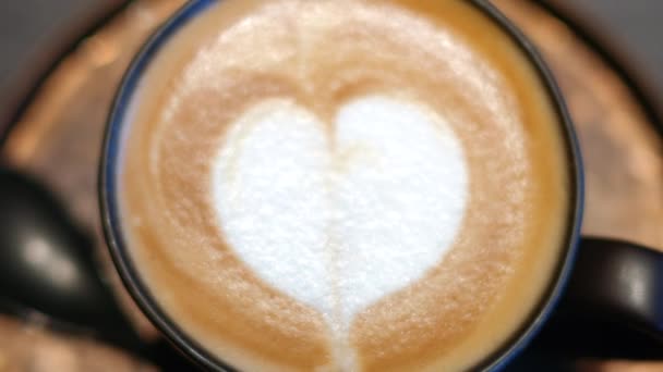 Capuchino Marrón Cerca Con Corazón Blanco Parte Superior Una Cafetería — Vídeos de Stock