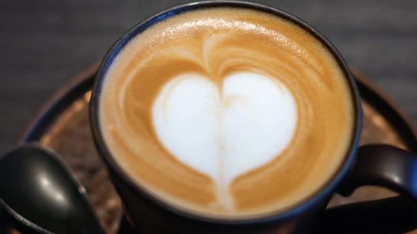 Coklat Cappuccino Tutup Dengan Hati Putih Atas Sebuah Kedai Kopi — Stok Video