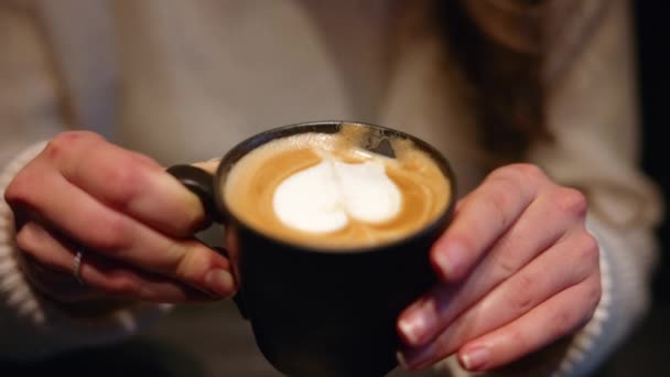 Vrouw Die Cappuccino Drinkt Met Hart Uit Een Donkerbruine Beker — Stockvideo