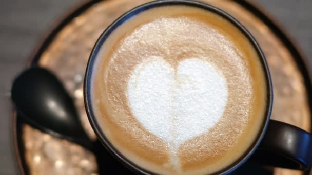 Brown Cappuccino Zbliżenie Białym Sercem Górze Kawiarni — Wideo stockowe