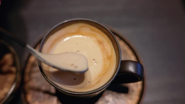 Frau Rührt Braunen Zucker Cappuccino Tasse Kaffee Mit Weißem Herz — Stockvideo