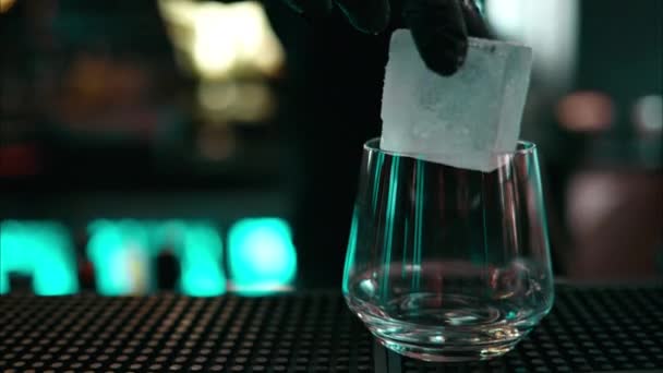 Barman Přidává Velkou Kostku Ledu Alkoholické Sklenice — Stock video
