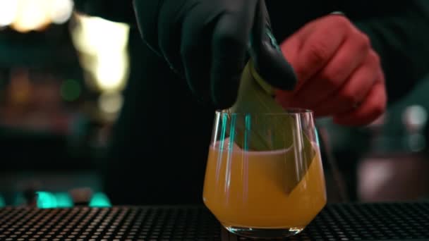 Barista Versare Cocktail Whisky Bicchiere Con Grande Cubetto Ghiaccio Miscelatore — Video Stock