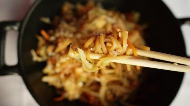Geleneksel Japon restoranında servis edilen karidesli rafadan pirinç eriştesi ve ahşap pirzola.