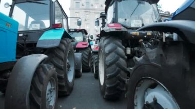 Chisinau, Moldova - 28 Kasım 2023: Hükümet Binası önünde sıra sıra protesto eden traktörler