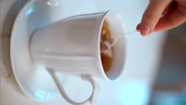 Вертикальный Вид Женщины Перемешивая Зеленый Чай Обратно Белую Чашку Кафе — стоковое видео