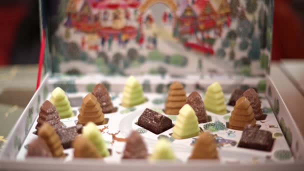 Zavřít Dárková Krabice Čokoládou Pro Vánoční Svátky — Stock video
