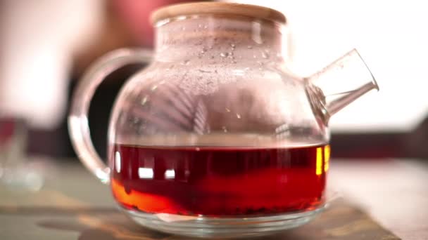 Close Widok Szklanego Słoika Czarną Herbatą Restauracji — Wideo stockowe
