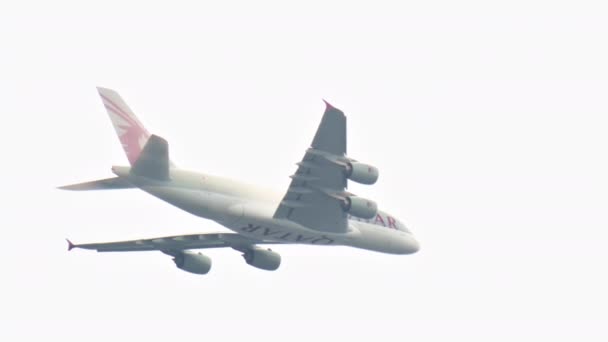 Канны Франция Августа 2023 Года Самолет Qatar Airlines Летящий Облака — стоковое видео