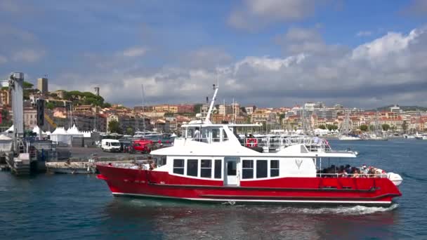 Канны Франция Августа 2023 Года Лодка Порту Канн Направляется Остров — стоковое видео