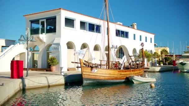 Limasol Kıbrıs Ağustos 2023 Limasol Marinasındaki Atlantik Ahşap Tekne — Stok video