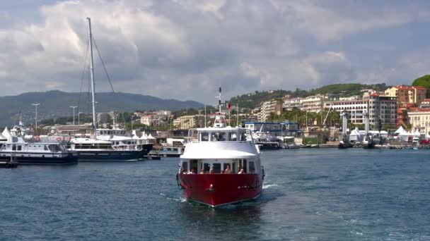 カンヌ フランス 2023年8月01日 観光客と島サンテ マルグリットに向かうカンヌ港のボート — ストック動画