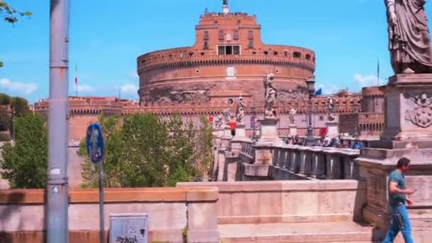 ローマ イタリア 2022年5月20日 カステルサンジェロの観光客と花嫁 — ストック動画