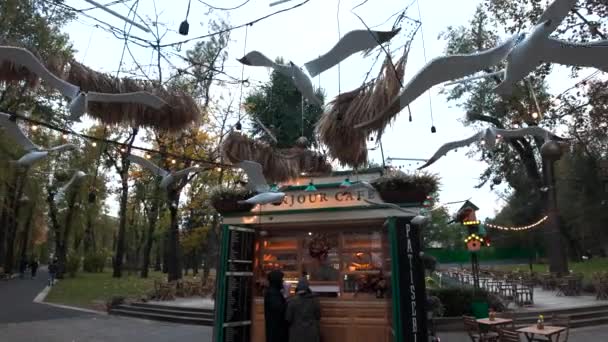 モルドバのシナウ 11月 2023 飛ぶ鳥の装飾とモンゴルカフェでコーヒーを購入する人々 — ストック動画