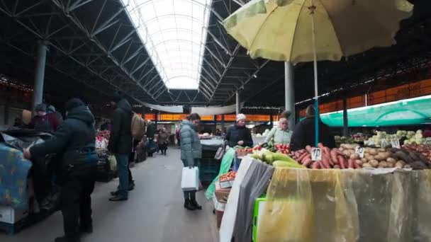 Chisinau Moldova November 2023 People Central Open Market Shopping — 图库视频影像