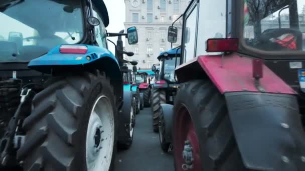 Chisinau Moldawien November 2023 Traktoren Reihenweise Protestieren Vor Dem Regierungsgebäude — Stockvideo