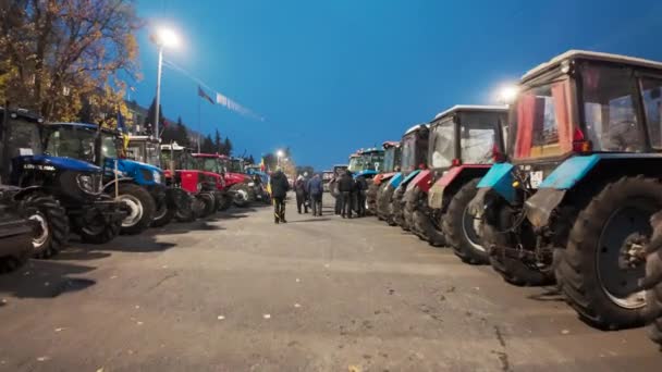 Chisinau Moldova November 2023 Traktorer Rekker Som Protesterer Foran Regjeringsbygningen – stockvideo
