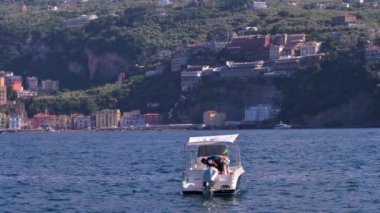 Sorrento, İtalya - 02 Mayıs 2022: Denizdeki bir sandalda ağır çekim