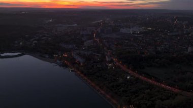 Gün batımında Valea Morilor Gölü ile Chisinau şehrinin hava aracı görüntüsü. Moldova