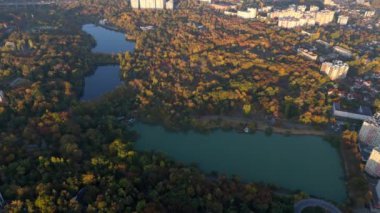 Güneş doğarken Chisinau 'daki Rose Valley parkının hava aracı görüntüsü. Moldova