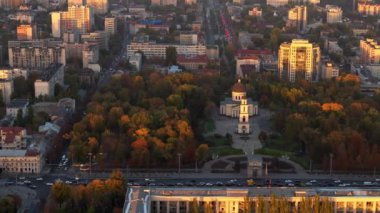 Doğuş Katedrali ve Zafer Kemeri ile Chisinau şehir merkezinin hava aracı görüntüsü. Moldova
