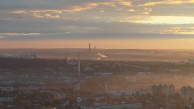 Chisinau şehrinde güneş doğarken termal enerji santralinin hava aracı görüntüsü. Moldova