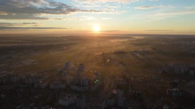 Chisinau şehri gün doğumunda güneş ışınlarıyla. Moldova