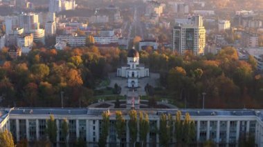 Doğuş Katedrali ve Zafer Kemeri ile Chisinau şehir merkezinin hava aracı görüntüsü. Moldova
