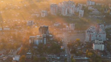 Chisinau şehri gün doğumunda güneş ışınlarıyla. Moldova