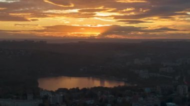 Chisinau 'nun üzerinde gün batımının hızlı hava aracı. Valea Morilor Gölü. Moldova