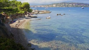 İnsanlar Fransa 'nın Ile Sainte-Marguerite plajında eğleniyorlar.