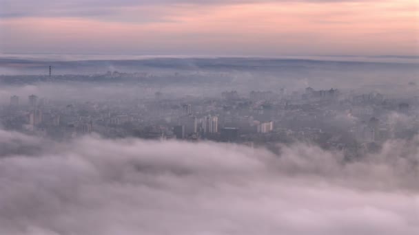 Vista Aérea Drone Cidade Chisinau Coberto Nevoeiro Moldávia — Vídeo de Stock