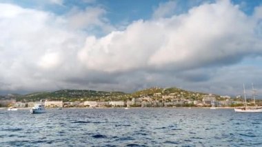 Fransa 'nın Saint-Marguerite adasının yakınlarında yüzen feribot ve yatlar.
