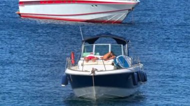 CANNES, FRANCE - 3 Eylül 2023: insanlar Akdeniz 'de bir teknede güneşleniyor. Yavaş çekim