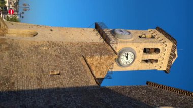 Hilltop Gotik tarzı taş kilise Notre-Dame d 'Esperance Cannes' da gün batımında. Dikey çekim