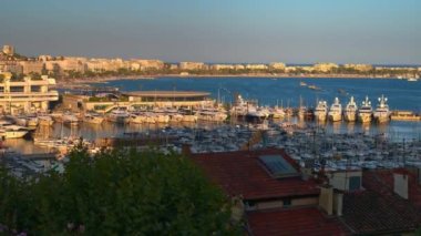 Yatı ve yelkenlisi olan eski liman. Arka planda Cannes şehri