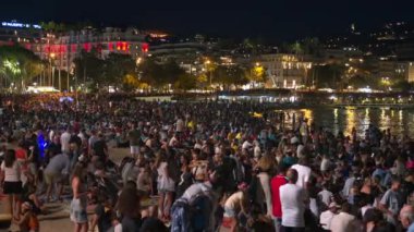 CANNES, FRANCE - 2 Eylül 2023: gece insanlarla dolu kalabalık plaj