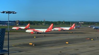2 Eylül 2023 'te Gatwick Havaalanı' ndaki havalimanında EasyJet uçakları. Yavaş çekim