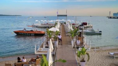 CANNES, FRANCE - 5 EYLÜL 2023: özel plaj La Croisette bulvarı yakınındaki Majestic Barriere