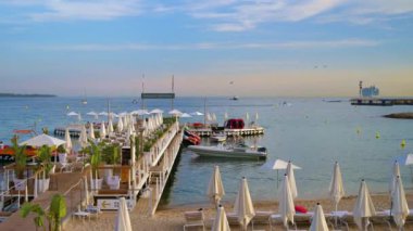CANNES, FRANCE - 5 EYLÜL 2023: özel plaj La Croisette bulvarı yakınındaki Majestic Barriere