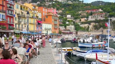 VILLEFRANCHE-SUR-MER, FRANCE - 4 Eylül 2023: insanlar Old Harbor yakınlarındaki restoranlarda öğle yemeği yiyorlar. Fransız Rivierası 'nda pitoresk bir sahil kasabası.