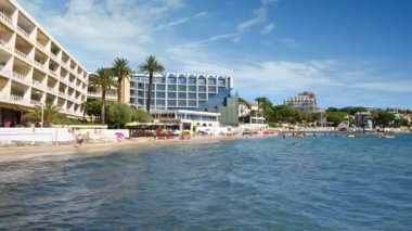 Güneşli bir günde Juan les Pins, Fransa 'da dinlenen insanlarla dolu oteller ve plajlar.