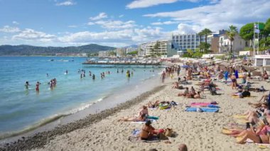 JUAN LES PINS, FRANCE - 4 Eylül 2023: İnsanlar güneşli bir günde plajın keyfini çıkarıyorlar