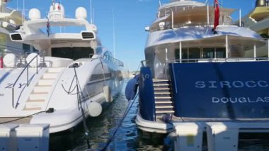 GOLFE-JUAN, FRANCE - 4 Eylül 2023: Güneşli bir günde Camille Rayon Limanı lüks yatlarla doluydu