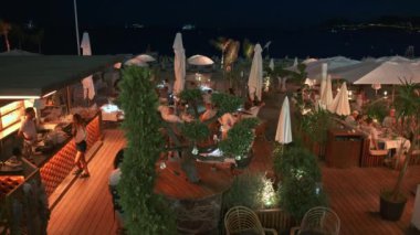 CANNES, FRANCE - 4 Eylül 2023: La Croisette Bulvarı 'ndaki Restoran