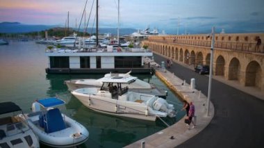 ANTIBES, FRANCE - 5 Eylül 2023: Günbatımında Vauban Limanı 'na yanaşan lüks yatların hava manzarası