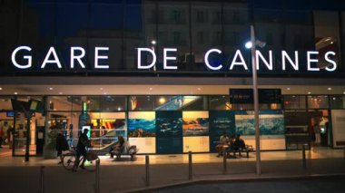 CANNES, FRANCE - 5 Eylül 2023: insanlar akşam saatlerinde tren istasyonunun girişine yakın yürüyorlar